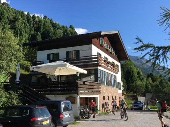 Demenikus Hütte