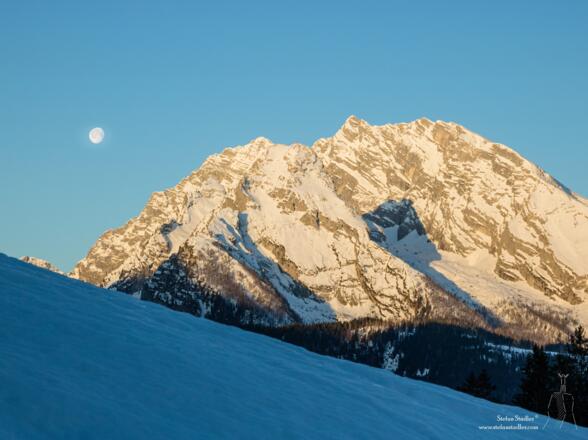 Der Mond steht über dem Watzmann.