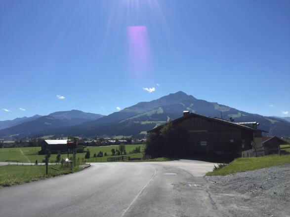 hier rechts abbiegen nach Bärnstetten, Radwegschild fehlt!