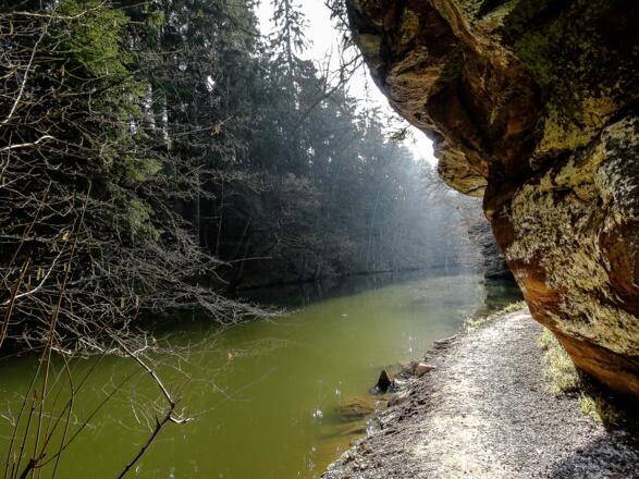 Wanderweg entlang der Schwarzach unter senkrechten Sandsteinfelsen