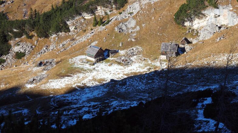 Blick zur Vord. Sarsteinalm beim Abstieg