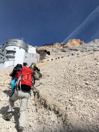 Auf dem Weg durch das Schotterfeld - Vorne das Schneefernerhaus