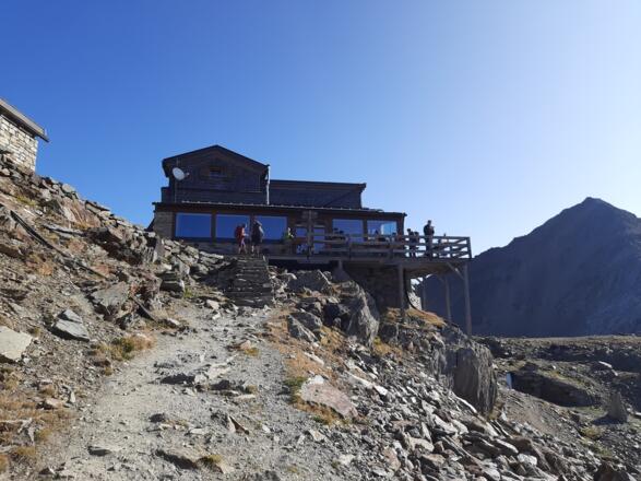Similaunhütte im Morgenlicht