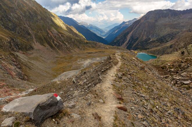 Rückweg auf der Seitenmoräne (Lübecker Weg) zur Sulzenauhütte, rechts im Bild: Blaue Lacke