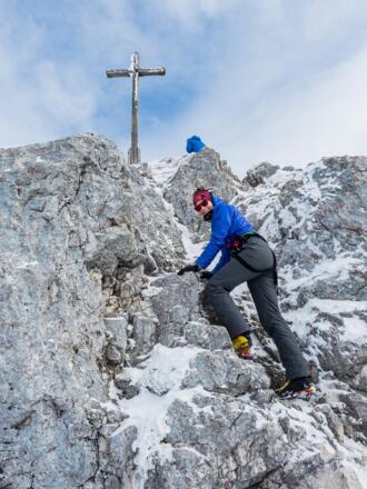 Die letzten Meter bis zum Gipfel der Lacherspitz müssen leicht kletternd überwunden werden