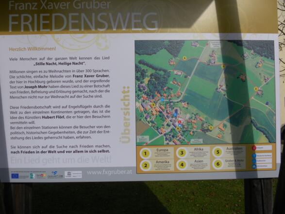 Infotafel zum Friedensweg am Kirchenparkplatz