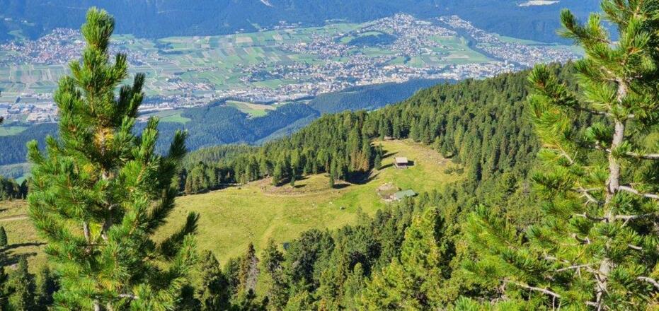 Tiefblick zum Issboden und darüber hinaus ins Inntal.