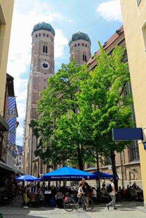 (12) Frauenkirche: Das weithin sichtbare Wahrzeichen Münchens ist die Kathedralkirche der Erzdiözese München und Freising.