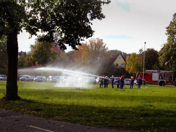 Jugendfeuerwehr übt am Kirchweihplatz