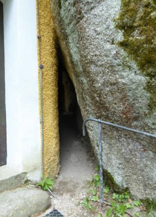 Spalt als Weg an der Kirchen Marienstein