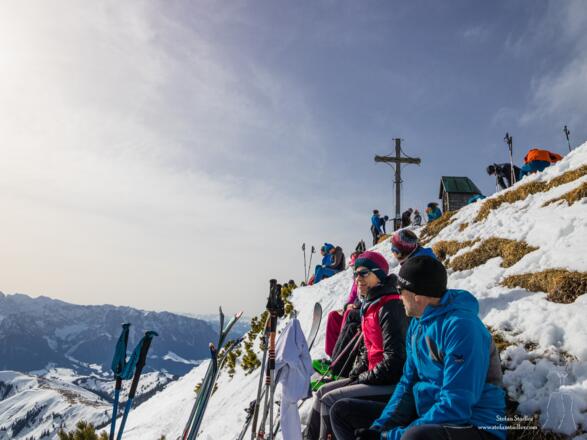 Sonnige Gipfelrast auf dem Geigelstein.
