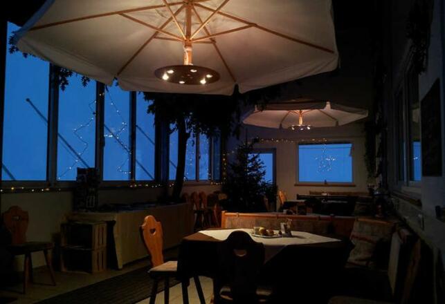 Wintergarten bei Nacht mit Kaffeautomaten
