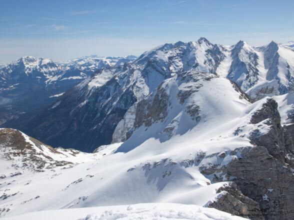 Blick vom Großen Häuselhorn zum Wagendrischelhorn und dahinter die "Hochkaltertäler"
