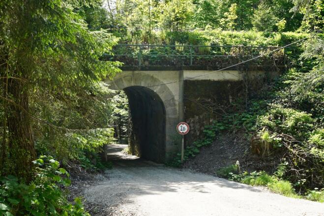 Durch die Waldbahn-Unterführung