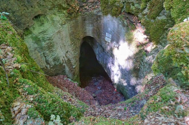 Der Respekt einflößende Einstiegsschacht der Geißlochhöhle