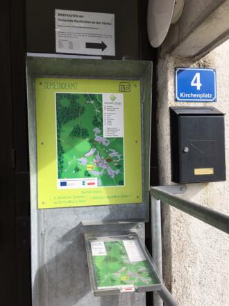 Die Spielewegstation beim Gemeindeamt Neukirchen