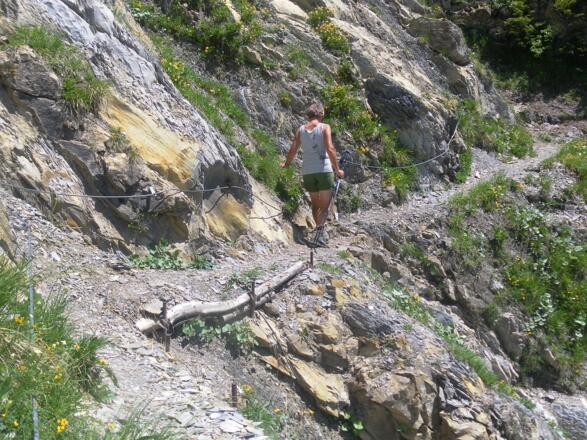 gesicherte Querung der Erosionsflanke