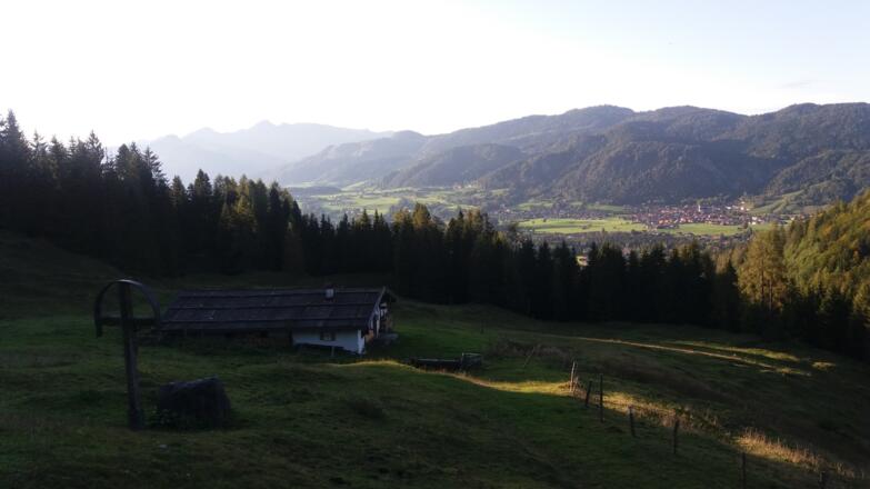 Abstieg vom Straubinger Haus: Geschwend-Alm, 960 m, vom Weg oberhalb.
