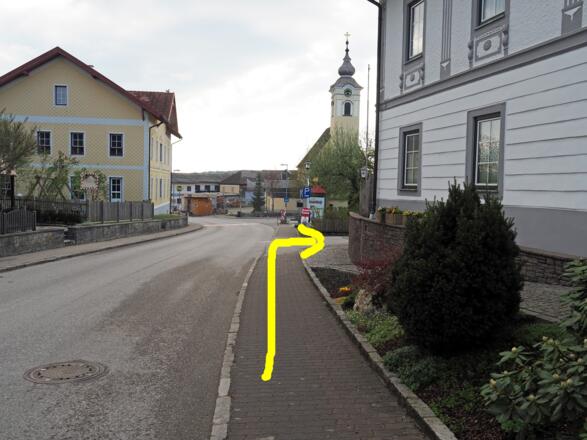 Im Ort rechts abbiegen zum Öffentlichen Spielplatz