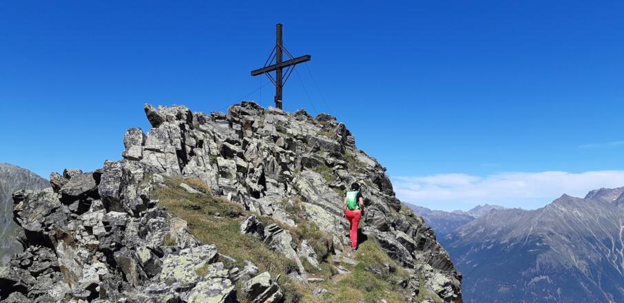 Die letzten Meter zum Gipfel des Hahlkogels.