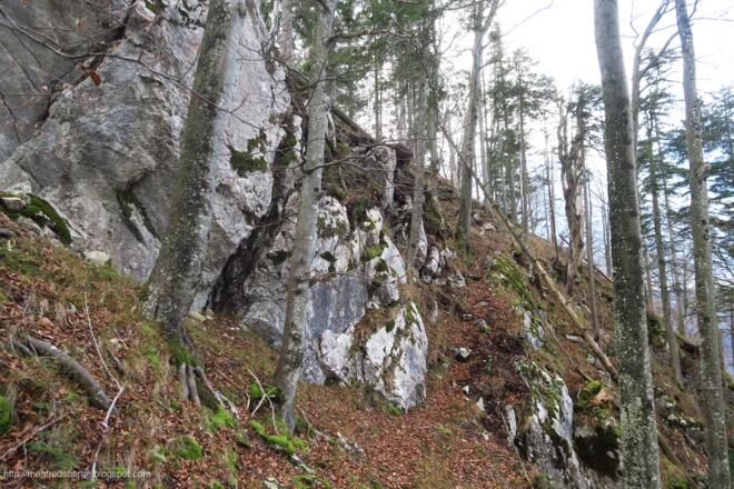 Den großen Felsen umgeht man rechts