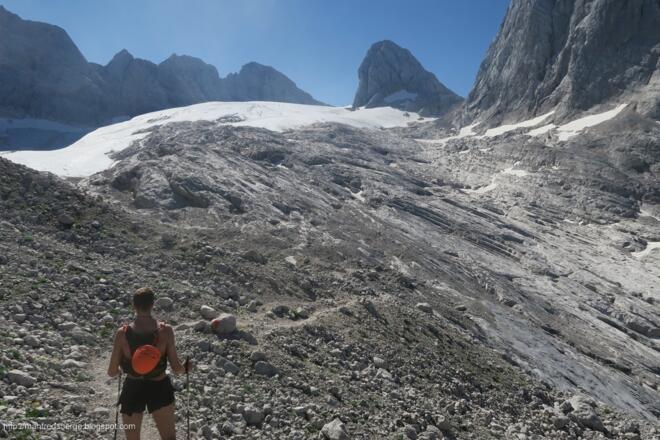 Wir folgen dem Weg zum Hohen Dachstein, der Mitterspitz lugt hinten auch schon keck hervor