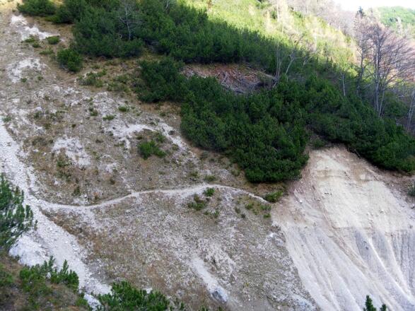 zerstörter Weg mit Umgehung oberhalb