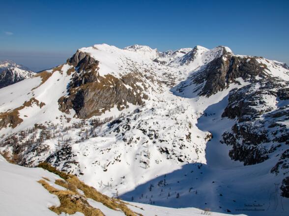 Blick zurück zum Schneibstein am Horizont.
