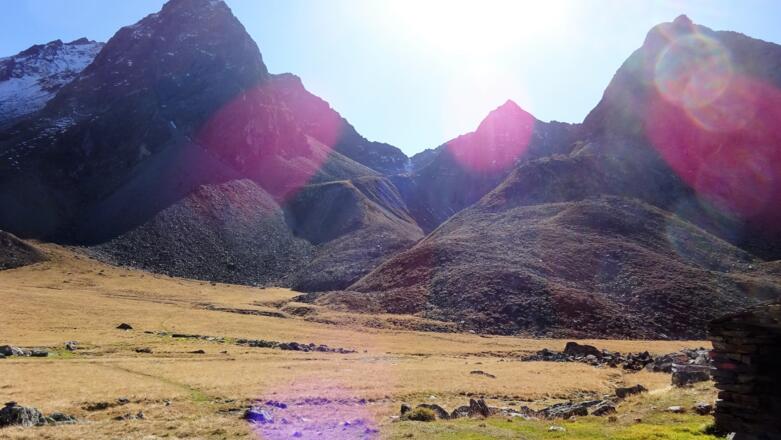 Von den Luibisböden führt der Weg über moränenartiges Blockgelände zu der kleinen, unbenannten Scharte im Hintergund.