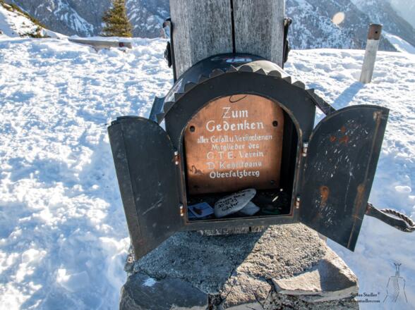 Schattule am Gipfelkreuz.