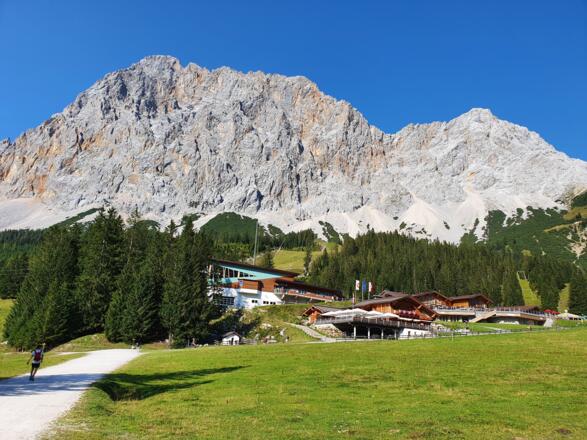 Die Ehrwalder Alm vor dem Zugspitzmassiv
