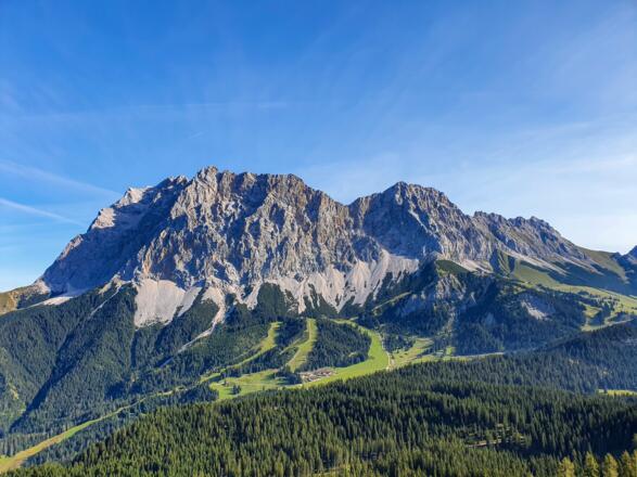 Rückblick zur Ehrwalder Alm mit dem gesamten Zugspitzmassiv