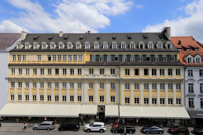 (7) Der berühmte Feinkosttempel Dallmayer ist eine Augenweide und Paradies für Feinschmecker mit hauseigenem Lokal im 1. Stock.
