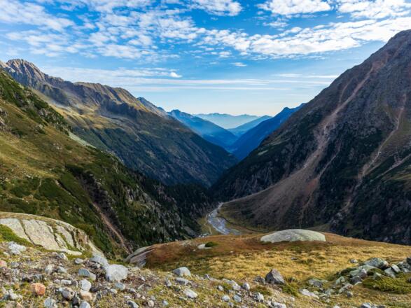 Blick von der ersten Infotafel Richtung Norden in das Stubaital und Fernsicht zu den nördlichen Kalkalpen