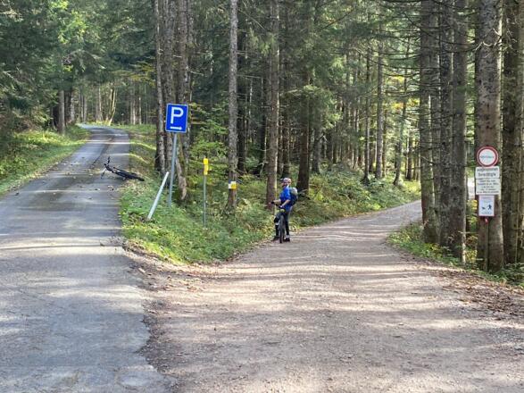 Rechts ab, der Schotter beginnt