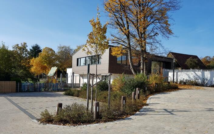 Eismannsberg Kirchenvorplatz / Kindergarten