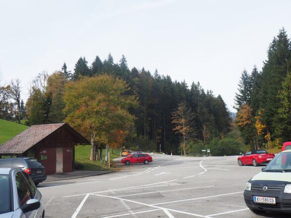 Parkplatz mit WC-Häuschen