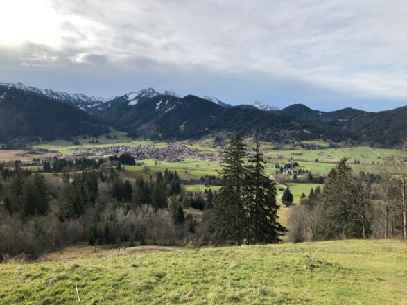 Blick über Unterammergau in die Ammergauer Alpen