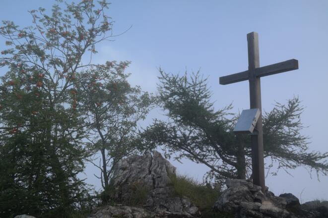 Der höchste Punkt des Steyrsberges nennt sich "Pyramide" und trägt ein Gipfelkreuz.