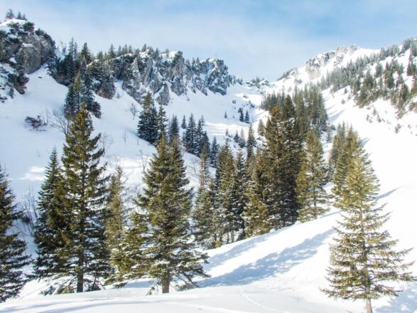 Rechts oberhalb des Sattels ist die Seewand zu sehen