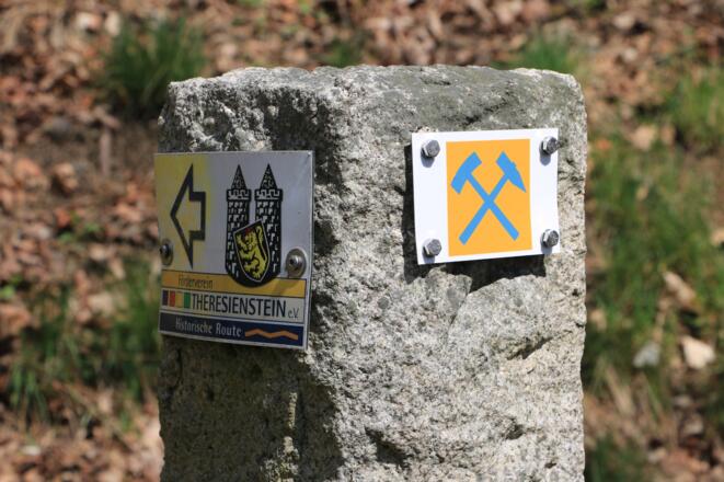Markierung des Geopfads: Bergwerkssymbol Schlägel und Eisen