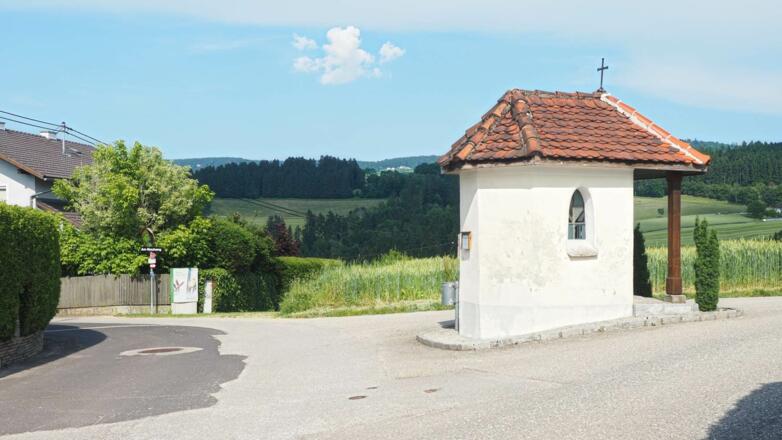 Bei der Kapelle vorbei beginnt gerade aus weiter die sehr steile Abfahrt in den Graben hinunter zum Bach.
