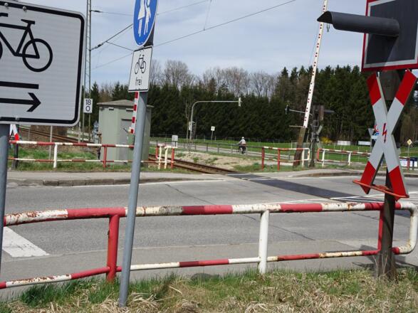 Bahnübergang Iffeldorf: Hier muss die Straße und das Bahngleis überquert werden.