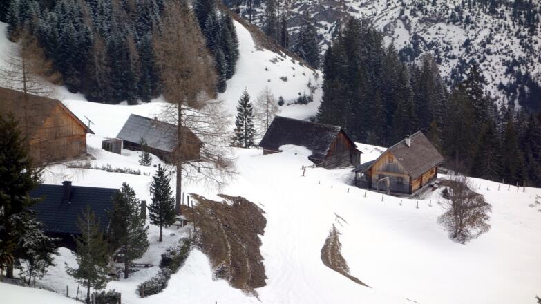 Tiefblick von der obersten (1385m) zu den unteren Gameringalmhütten
