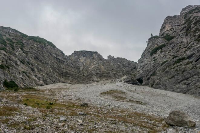 Der Abstieg erfolgt über den Ostgrat und dann kann man mit viel Spaß auf der zu sehenden Schutthalde haben und ca. 250 hm runter "fahren"