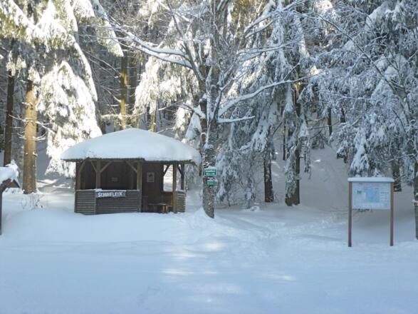 Loipenkreuzung Schuhfleck mit Hütte und Streckentafel