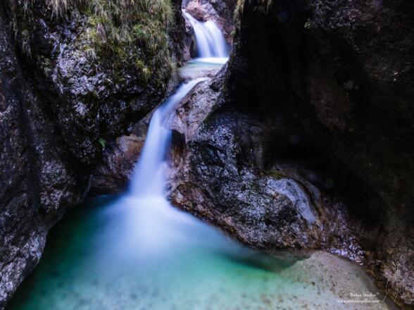 Wild schlängelt sich das Wasser durch die Felsen.