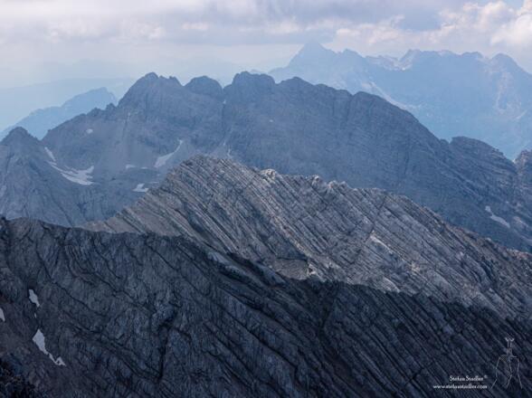 An der Hocheisspitze sind schön die Schichtungen der Kalkalpen zu sehen.