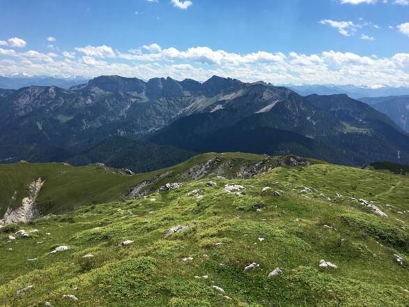 Blick auf das Rofan, Hintergrund: Hohe Tauern und Zillertaler