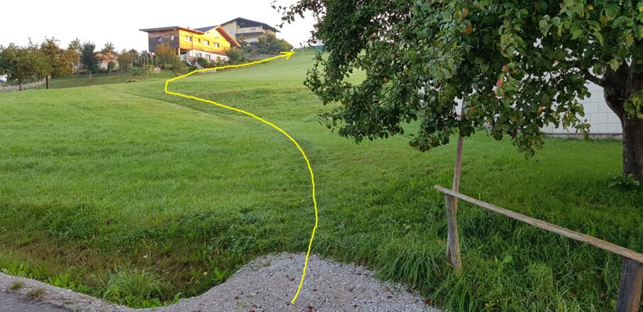 Abzweigung in Weyr rechts auf den Gehweg nach Höllersberg